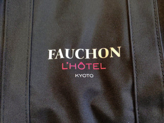 裏面のロゴは、表面よりシックな印象