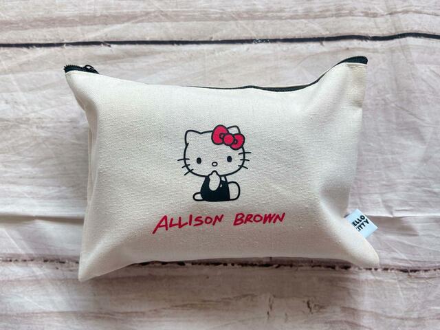 キャンバスポーチにコスメをイン!