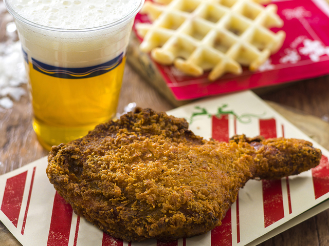 フライドチキン＆ワッフル（ベーコン＆チーズ） 1,130円（単品920円）｜東京ディズニーシー「ドックサイドダイナー」