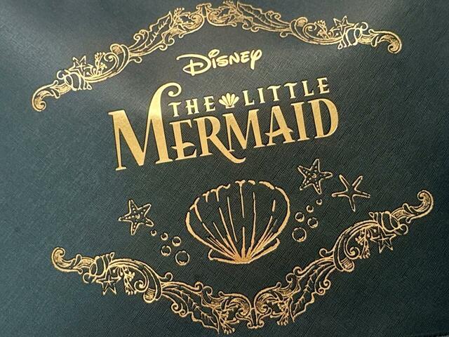 うっとりするほど美しい、ゴールドの箔押しデザインです♪