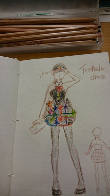 バルーンだけでつくった「鉄道ドレス」/デザイン画を制作