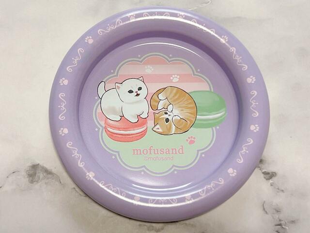 マカロンと戯れるゆるにゃんたちがゆるかわいい…！