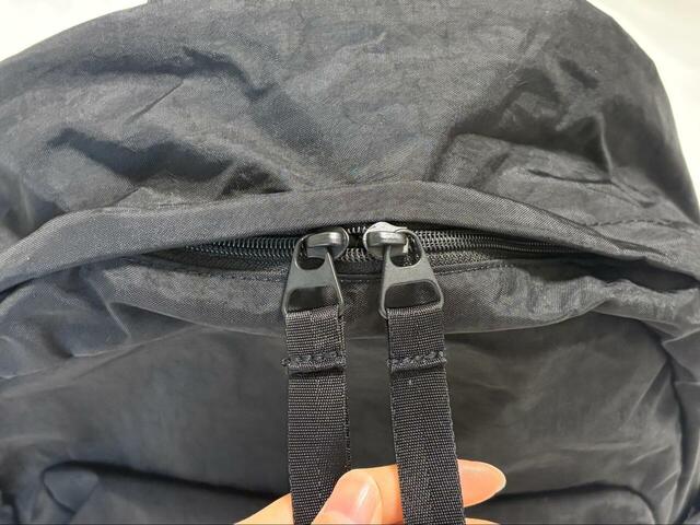 【アディダス 3バーロゴ バックパック】メイン収納はダブルファスナー式。左右どちらからでも開けやすいのが嬉しい◎