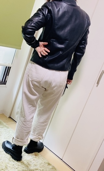 【ワークマン レディースフェイクレザーウォームジャケット】黒ブーツを合わせるとさらにクールな印象に！