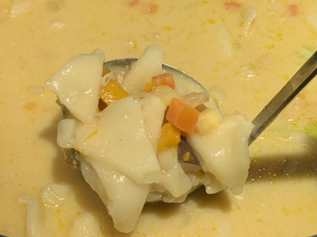 柔らかく煮込まれたミルクほうとうはコクがあって体が温まる