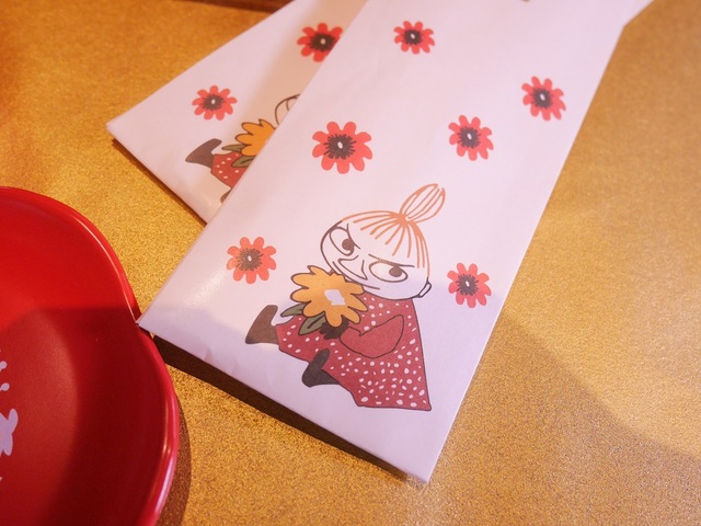 おせち・二段重「ムーミン」｜祝い箸にはリトルミイとお花のイラストをプリント