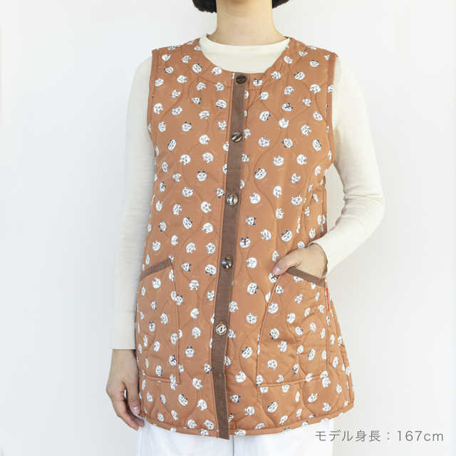 【リサ・ラーソン 冬のホームアイテム】キルトベスト(スケッチねこたち)/税込8,250円・フリーサイズ(着丈:約72cm/身幅:約51cm)