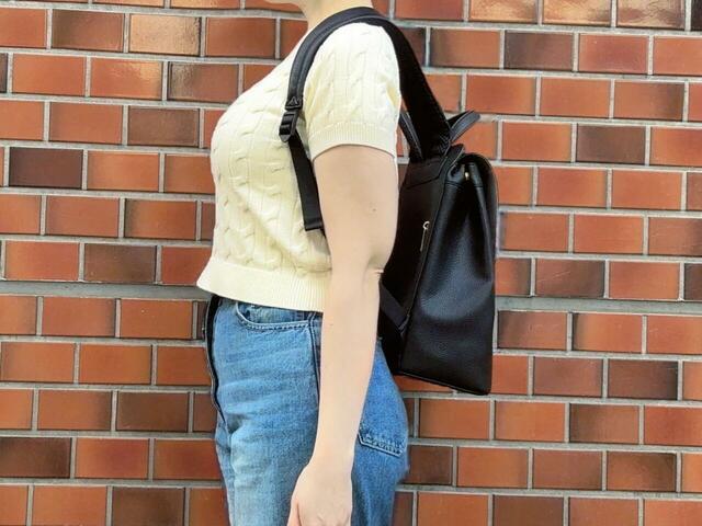 身長155cmの筆者が背負ってみた横からのシルエットはこんな感じ。大きすぎず背中にすっきりフィットするサイズ感【しまむら レディース カッチリリュック（MUMU）】