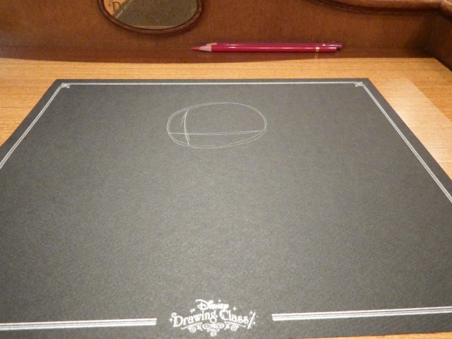 最初は補助線を描きながらマレフィセントの顔となる基礎を作っていきます