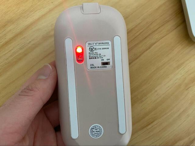 【3COINS リチャージャブルワイヤレスマウス】電源ONの状態で、底面は赤に