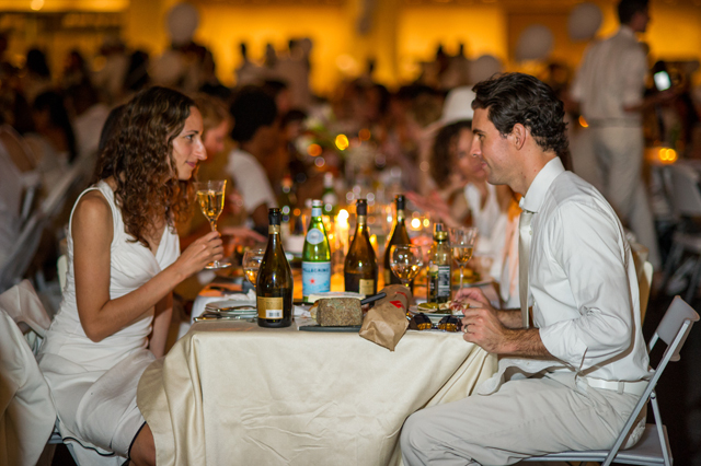 超優雅な“白”で統一されたパーティー「ディネ・アン・ブラン」