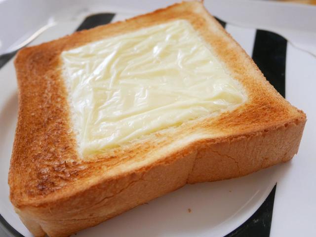 チーズをのせてトーストするのが、最もおすすめ／長時間発酵食パン　1/3本（税込357円）