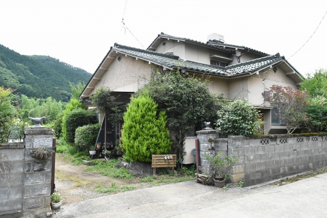 広い庭つきの古民家。大きな看板などはない