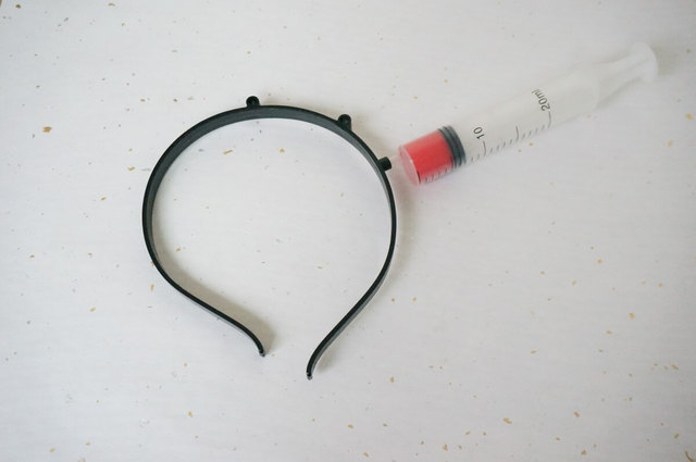 カチューシャに注射器を刺せば完成