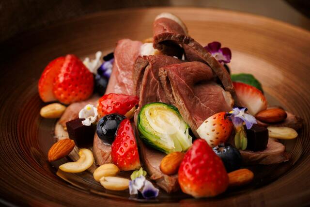 「＜ディナー＞合鴨のロースト ストロベリー添え」＜期間：2025年12月8日～2026年2月8日＞【厚切りの鉄板焼サーロインステーキが食べ放題！川崎日航ホテル「鉄板焼サーロインステーキ＆冬を彩るウインターグルメフェア」開催！】