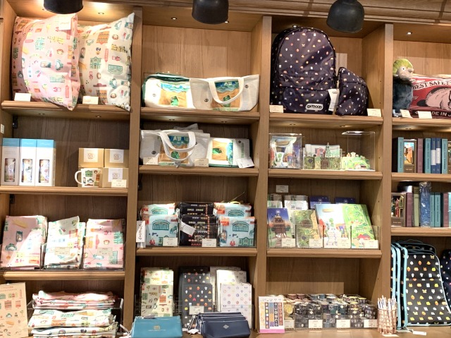 ジブリの大倉庫オリジナルの建物テキスタイルデザインのグッズ