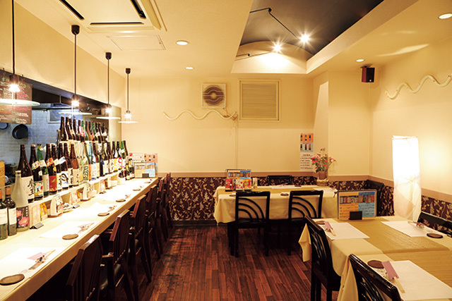 新和食 月河（大通エリア） 内観 温かみあふれる雰囲気。日本酒は常時30種ほどを入れ替えで用意