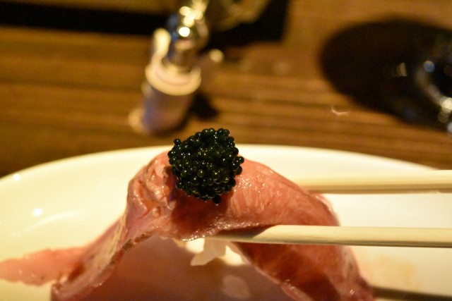 キャビアの強めな塩味が肉の美味しさを引き立てる