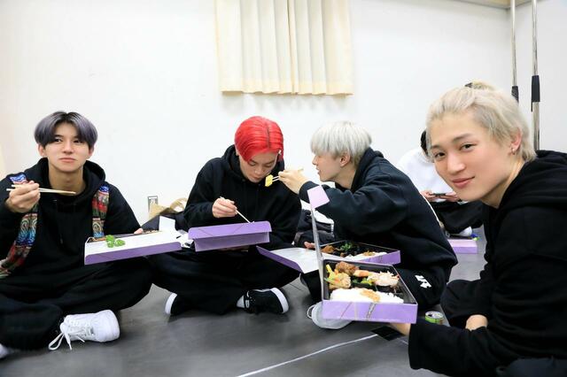 REIA、TOMOKIとISOZAIKI TSUBASAはSEIYAに卵を食べさせたい？ 撮影：杉 映貴子