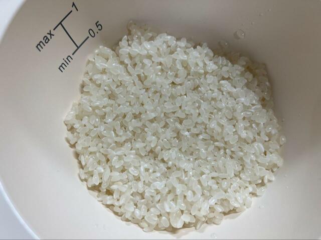 【サンコー 炊き立て丼】お米ができるだけ平らになるように入れる