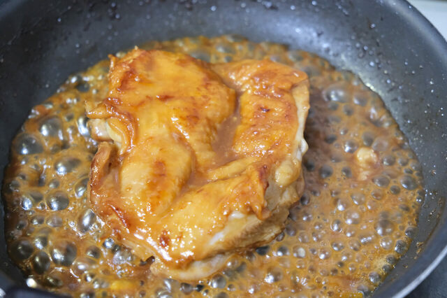 アヲハタ Spoon Free オレンジを使った「かんきつ香る照り焼きチキン」2．保存袋に残ったタレを入れて、味をからめていきます