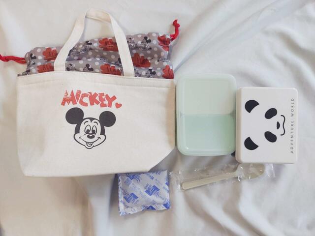 保冷剤、お弁当2つ、スプーンが入った