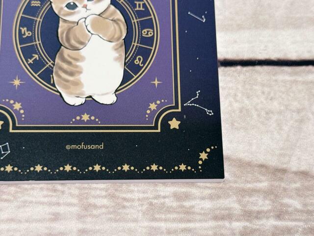 縁は星柄で縁取られています