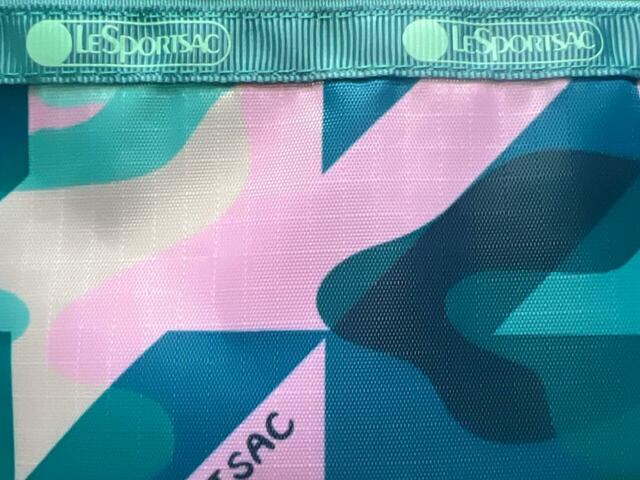 特にピンクがアクセントになっています