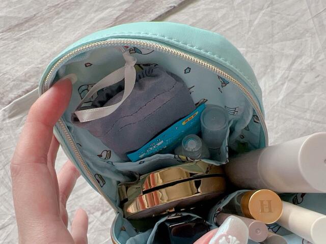 バック側のポケットにはコームや目薬などをイン