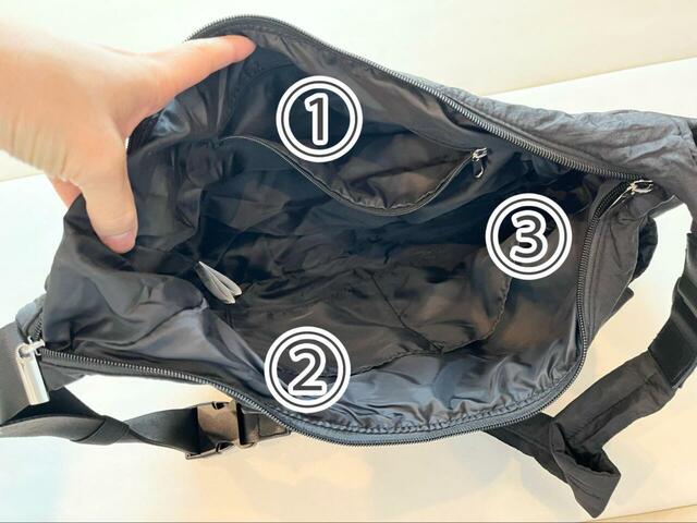 【niko and… オリジナルバックルライトショルダーバッグ】中のポケットは3つ。十分な収納力があります