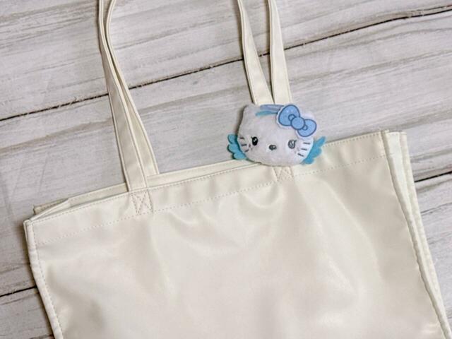 トートバッグの持ち手に挟んでチャーム風にアレンジするのもおすすめ
