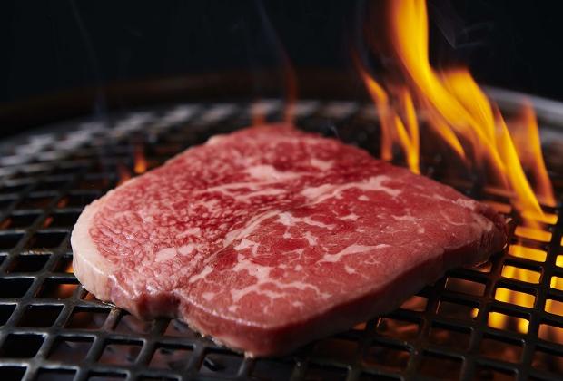 「国産プレミアム黒牛「上村牛」厚切りステーキ」【かみむら牧場の食べ放題メニューに「寿司」が新登場】