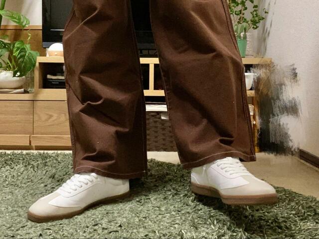 【H＆Mスニーカー】ソールの色に合わせてブラウン系のパンツを合わせても◎