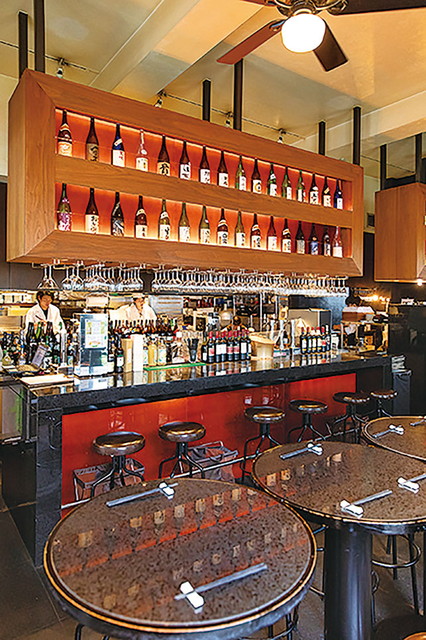 ニホンバシ イチノイチノイチ【東京・日本橋】シックな店内。テーブル席や和モダンな半個室もある