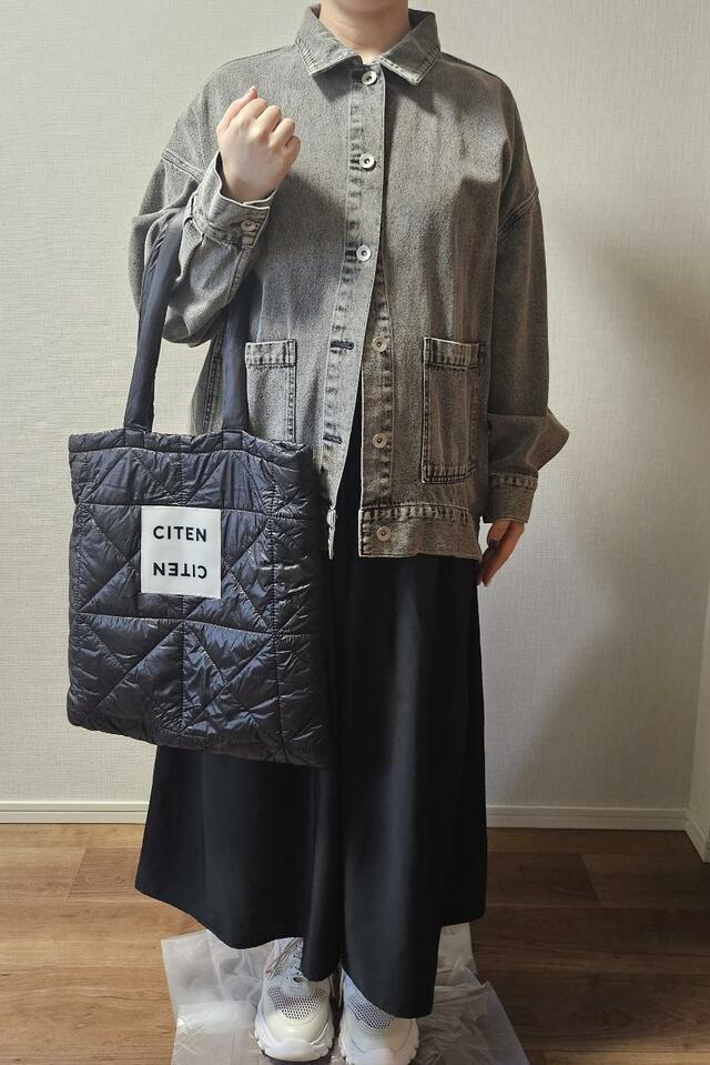 【coca　シルキータッチドッキングギャザーワンピース】デニムジャケットとトートバッグ、スニーカーを合わせたカジュアルコーデ