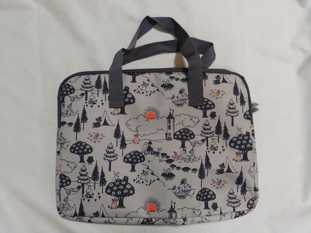 裏面にも、たくさんのイラストが描かれている