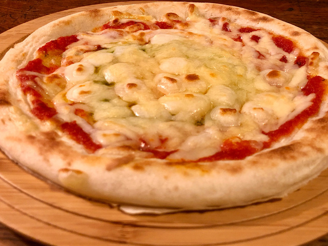 【無印良品　トマトとモッツァレラのピザ】ふっくら厚みのあるピザが美味しい