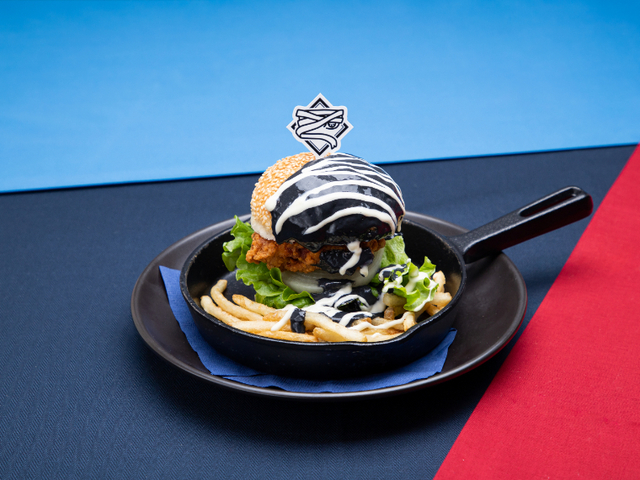 【五条悟】クリームチキンバーガー/1,500円（税込1,650円）