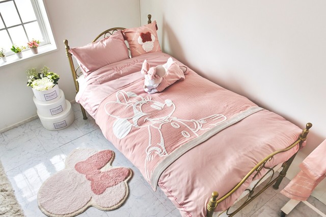 ベッド周りのファブリックアイテム