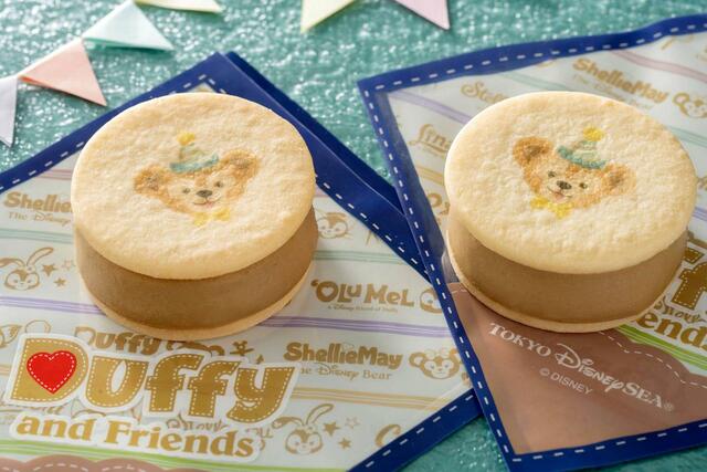 クッキーサンド(カフェオレ・チーズ味)470円|「ダッフィー&フレンズのフロム・オール・オブ・アス」スーベニア付きメニュー|東京ディズニーリゾート40周年“ドリームゴーラウンド”|発売日:2023年4月13日(木)|販売店舗:東京ディズニーシー「ケープコッド・クックオフ」