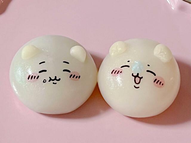 【食べマスモッチちいかわ第2弾】一見両方ともちいかわに見えますが、右側はモモンガです！ちいかわの表情を真似ていますが、お鼻の水色と眉毛が見分けるポイント！