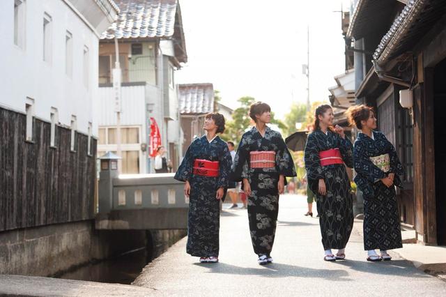 【倉吉・三朝エリア】倉吉絣でまち歩き｜巾着や履物、和傘、自撮り棒もレンタル可。男性用着物もありカップルにも好評