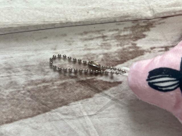 上部にボールチェーン付きなため、バッグなどにつけて持ち歩くことができます