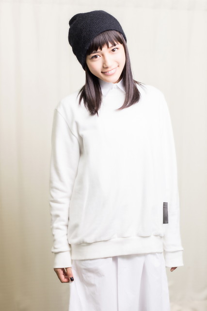 この日は白を基調とした衣装で登場