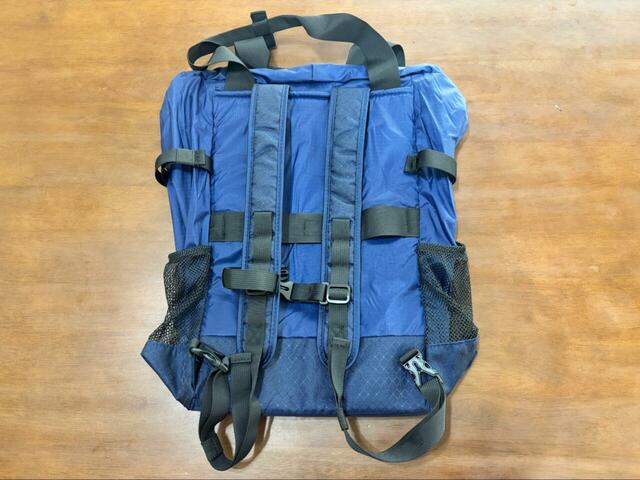 【ワークマン 撥水2WAYポケットダブルトート】ずり落ち防止のチェストベルトも付いていて安心!