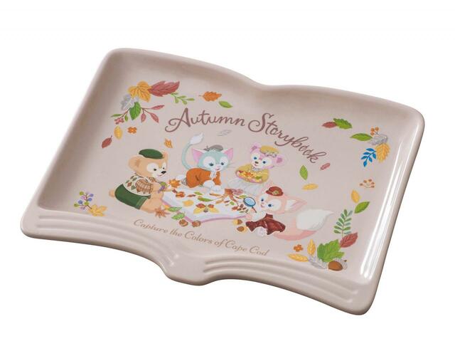 パンプキンタルト、スーベニアプレート付き|1,200円|「ダッフィー&フレンズのオータム・ストーリーブック」スーベニア付きメニュー|販売店舗:東京ディズニーシー「ケープコッド・クックオフ」|発売日:2023年9月7日(木)