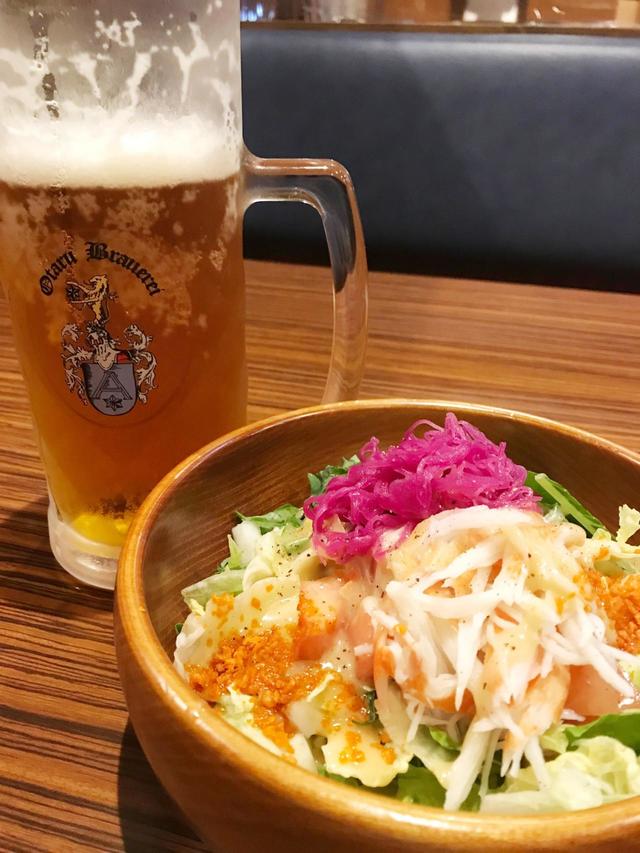 以前プライベートで飲んだ、びっくりドンキーハウスビール＜樽生＞。スッキリしつつ飲みごたえあってうまい！こちらは大サイズ。手前の「ドンキークラシックサラダ」もおいしいですよ。【びっくりドンキーのフライドポテト】