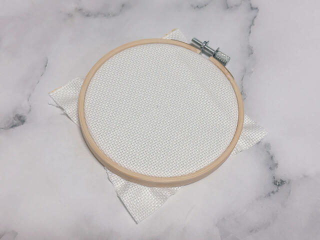 ジャバクロスを刺繍枠にはめます