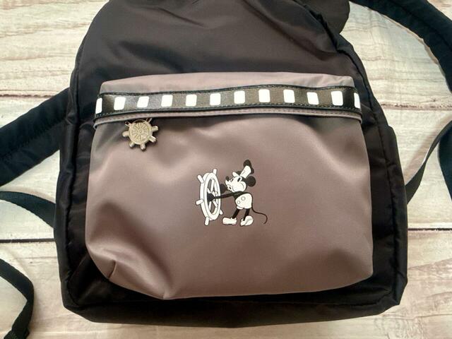 フロントにはグレーのポケット付き。モノトーンカラーで大人っぽく持てるのもうれしい♪