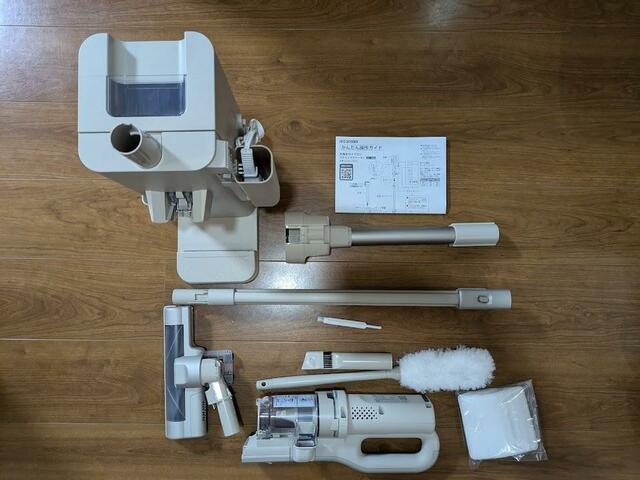 【アイリスオーヤマ MagiCaleena ゴミ回収ドック付き充電式サイクロンスティッククリーナー】本体、延長パイプ、フロアヘッド、ゴミ収集ドック、ダストボックス、静電モップなど９点がセットになっています
